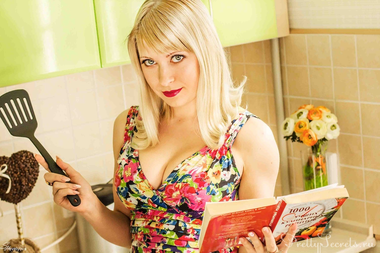 Молодая русская домохозяйка красиво ебется в жопу на кухне 