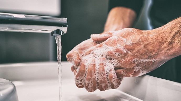 Какой водой лучше мыть руки: холодной или горячей